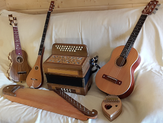 Un ukulélé, un dulcitar, un accordéon diatonique, une guitare de voyage, un kantélé et une kalimba, quelques instruments de ma fabrication 